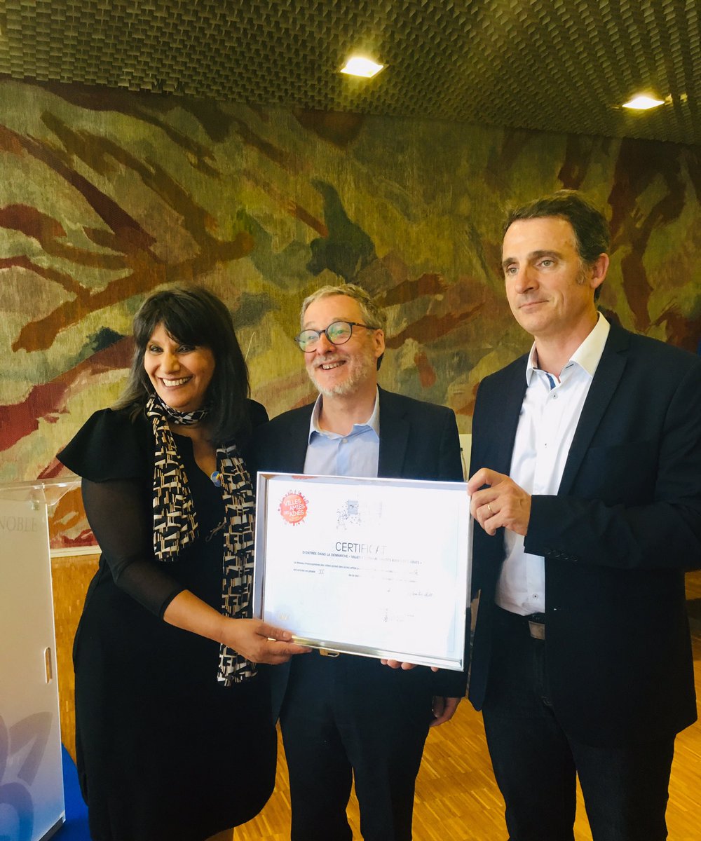 KheiraCapdepon's tweet photo. Aujourd’hui à la mairie de Grenoble le @RFVAA a remis le certificat d'entrée dans la deuxième phase de la démarche Villes Amies des Aînés au Maire de Grenoble en présence de l’Adjointe aux personnes âgées et l’intergénérationnelle #teamVADA❤️ https://t.co/La0CBsZh8B