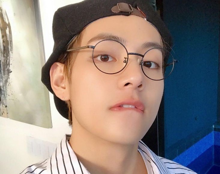 yoongisswaifu's tweet photo. taekook au 💭

onde taehyung, um youtuber bem conhecido na Coreia, recebe um desafio de mandar "eu ainda te amo" para o (único) ex namorado... que por acaso é jeon jungkook, um dos idols mais famosos do mundo. https://t.co/8ukfkMG7tk