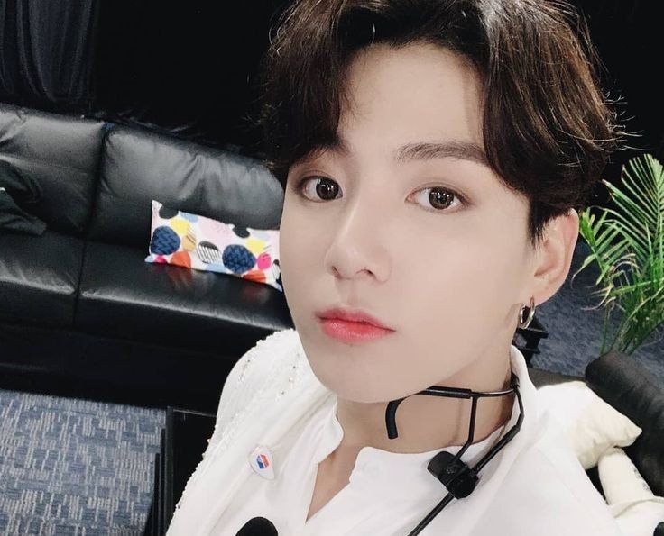 yoongisswaifu's tweet photo. taekook au 💭

onde taehyung, um youtuber bem conhecido na Coreia, recebe um desafio de mandar "eu ainda te amo" para o (único) ex namorado... que por acaso é jeon jungkook, um dos idols mais famosos do mundo. https://t.co/8ukfkMG7tk