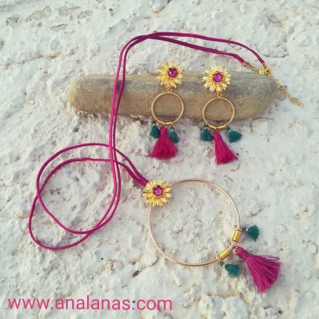 ana_lanas's tweet photo. Conjunto de pendientes y colgante lleno de color
.
.
#artesania #hechoamano #hechoamanoconamor #dorado #aros #flores #borlas #pompones #flecostyle #pendientes #colgantes #ponteguapa #color #colores https://t.co/39Nlj8zUgO https://t.co/maYzEWvPj9