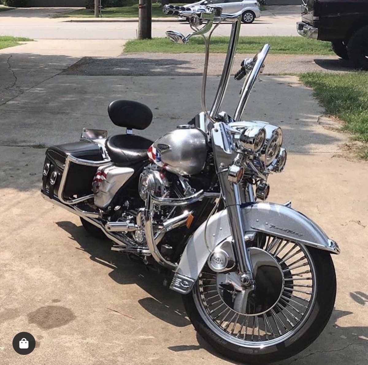 factory_47's tweet photo. @amish389 awesome #harleydavidson #roadking with the complete #factory47 chrome setup.โ #maddoggers #shieldengineguard and #anarchybagguards . #apehangers #bagger #baggernation #baggers #roadking #roadkingnation #harleynation #madeinusa https://t.co/imz91m7Omm