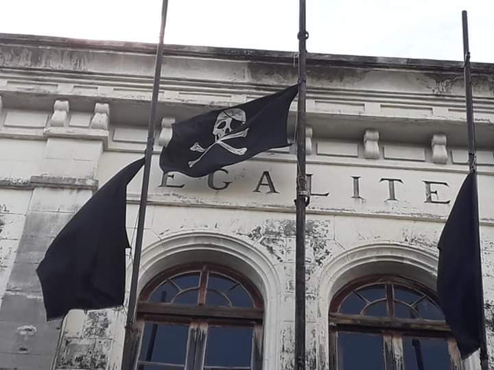 RCI_MQ's tweet photo. Trois drapeaux pirates hissés puis retirés sur le fronton de l'ancien palais de justice de Fort-de-France https://t.co/8uLLo8Mrzo https://t.co/m4qmX6NngS