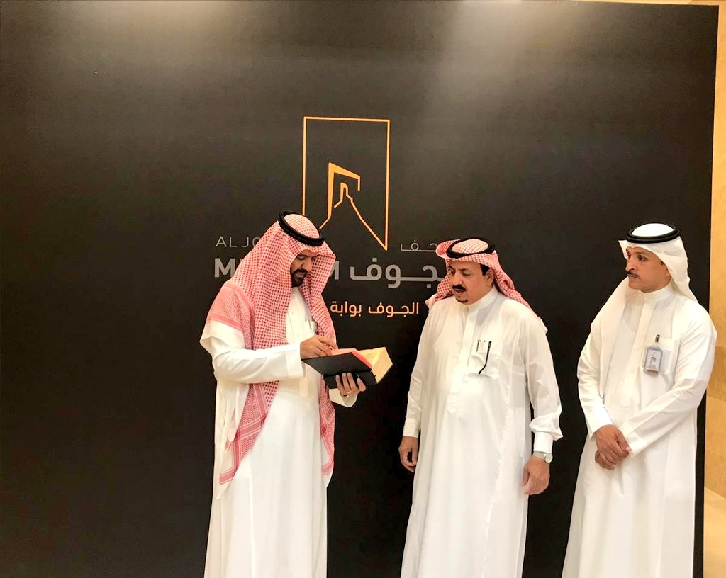 joufvisit's tweet photo. كرم مدير عام الهيئة العامة للسياحة والتراث الوطني بالجوف الأستاذ ياسر العلي مساء اليوم المواطن سعدون الجميعان لتقديمه مصحفا مخطوطا للمتحف الإقليمي بالجوف، كما كرم الفنانة التشكيلية أسماء الفالح إهدائها لوحة فنية من أعمالها قدمها زوجها الأستاذ ماجد الشبيب، وثمن لهم هذه المبادرة. https://t.co/nPFp3s3bSG