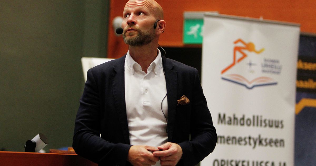 KymenSanomat's tweet photo. Kunnon uni on parasta dopingia — Unilääkäri Henri Tuomilehto kehotti kotkalaisurheilijoita syömään tuhdin iltapalan, se auttaa nukkumaan paremmin https://t.co/Kpl6DPnV5B https://t.co/tikXGxwcrz