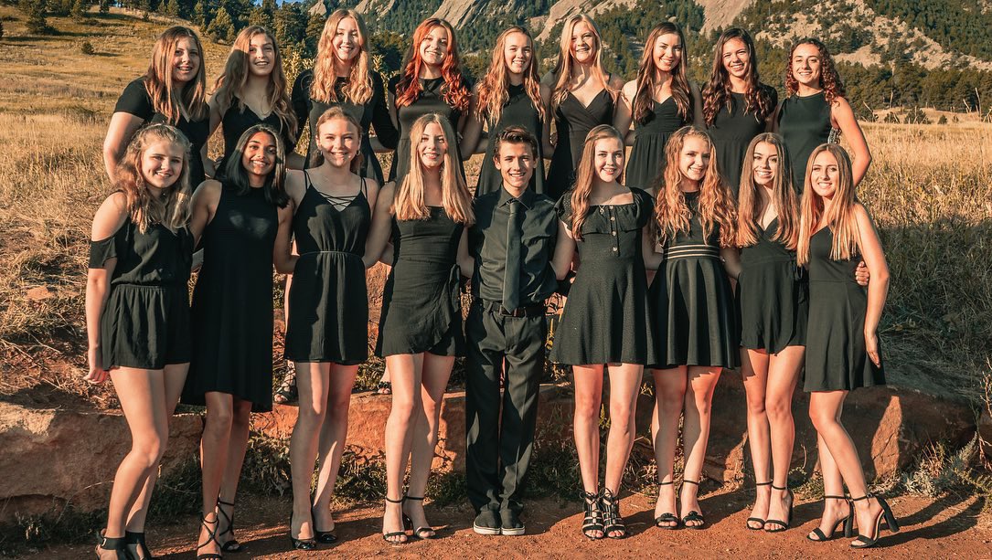 MoHi_Cheer's tweet photo. •MONARCH•IS•BACK•

Thank you Voyager Studios for taking our team photos this season! https://t.co/pvU2j4OXcO
