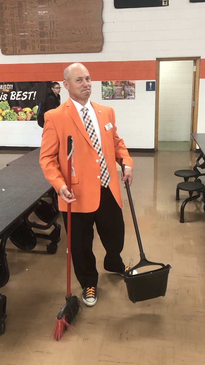 kadenbarry8's tweet photo. Shout out to CCHSβs amazing do-it-all principal. Always going the extra mile to make this a better place! #WeAreCC #MakeItHappenCC https://t.co/OcpbfResT8