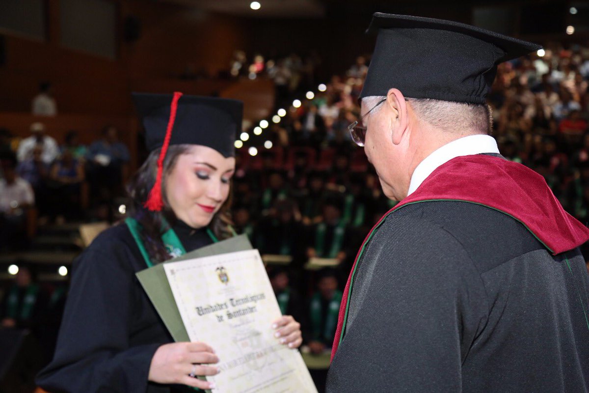 Unidades_UTS's tweet photo. #GradosUTS 🎓📜 IV Ceremonia #Bucaramanga
El rector UTS, el profesor Ph. D. Omar Lengerke Pérez, graduó a 90 estudiantes #Uteístas que terminaron con éxito su formación tecnológica y profesional en las Unidades Tecnológicas de Santander.
https://t.co/T9DVfOSOnm
#SoyUteísta 🍏 https://t.co/mVckQTRkHX