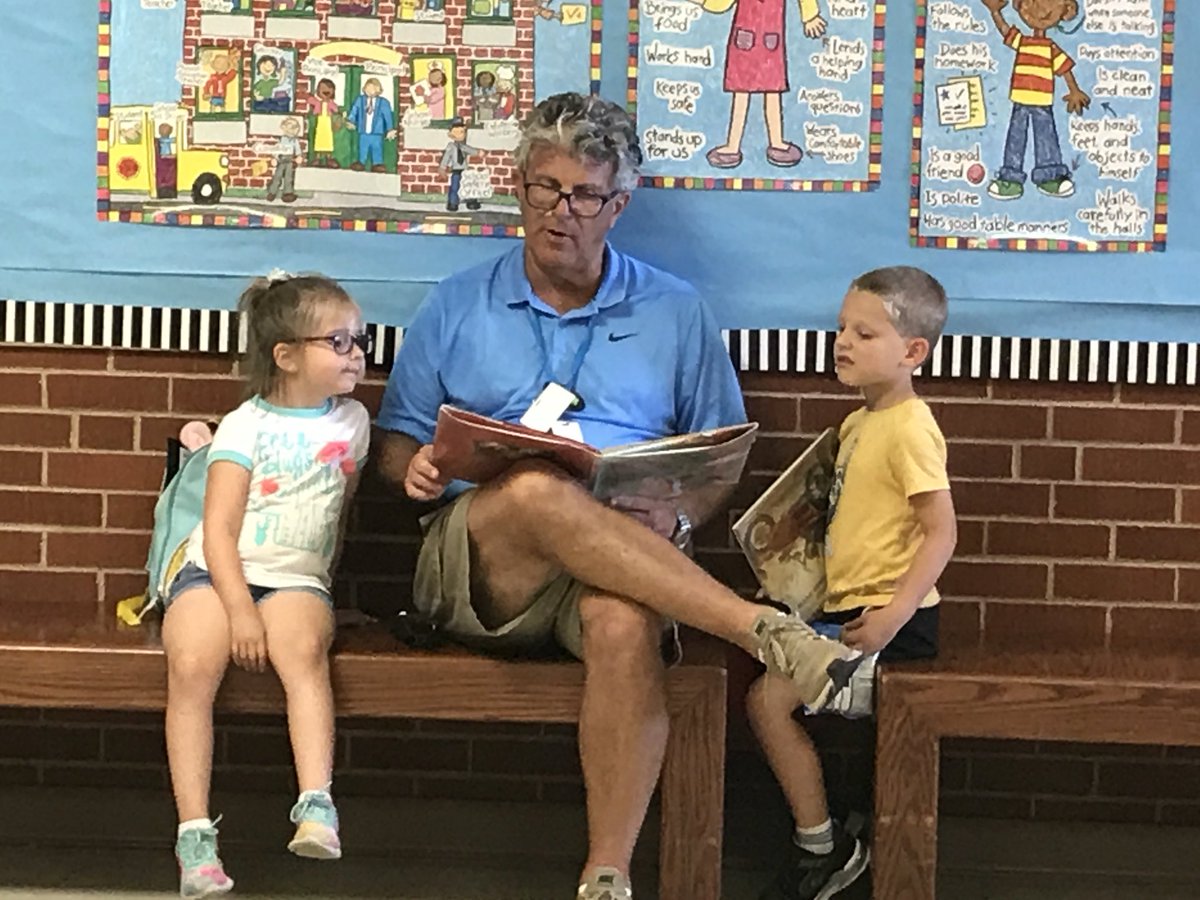 ShawnaMSchulte's tweet photo. Mr. Chris has figured out how to make the transition from school to bus easier for our kindergarten friends! #WeAreRBE #readingisfun https://t.co/aublDogapG
