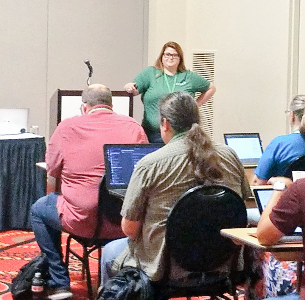 tech_christine's tweet image. Full room at @courtneyxann talk &quot;Mapping the users journey&quot;! #prairiecode @amegala
