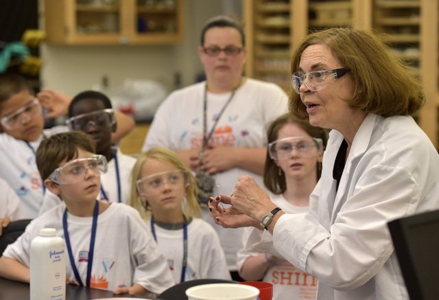 afterschool4all's tweet image. #BeyondTheBuzzChat A5.2: Libraries, museums, &amp;amp; community centers are uniquely positioned within their communities so that they can offer complimentary #STEM exposure opportunities for students, &amp;amp; also engage parents &amp;amp; families in the learning experiences! 3to6.co/3bc45