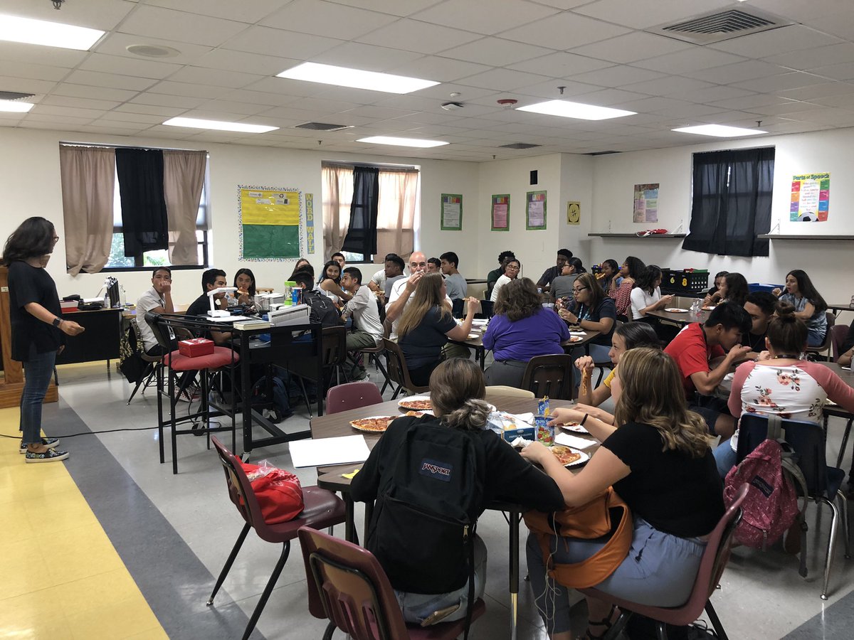 jt7terrazas's tweet photo. Youth For Christ @phsmats every Thursday at lunch Room 402. #forelpaso https://t.co/w5igd7vzPM