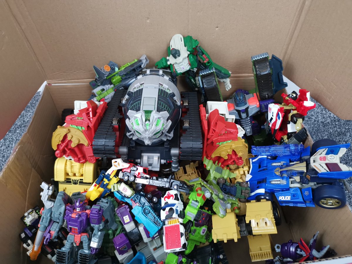 CswToys's tweet photo. https://t.co/MQ4zw4ne4y
Surprise box of Transformers. We need your help identifying some of them. Watch and let us know if you know who some of them are please. #Transformers #Hasbro #mysterbox https://t.co/HB4xQY8f4K