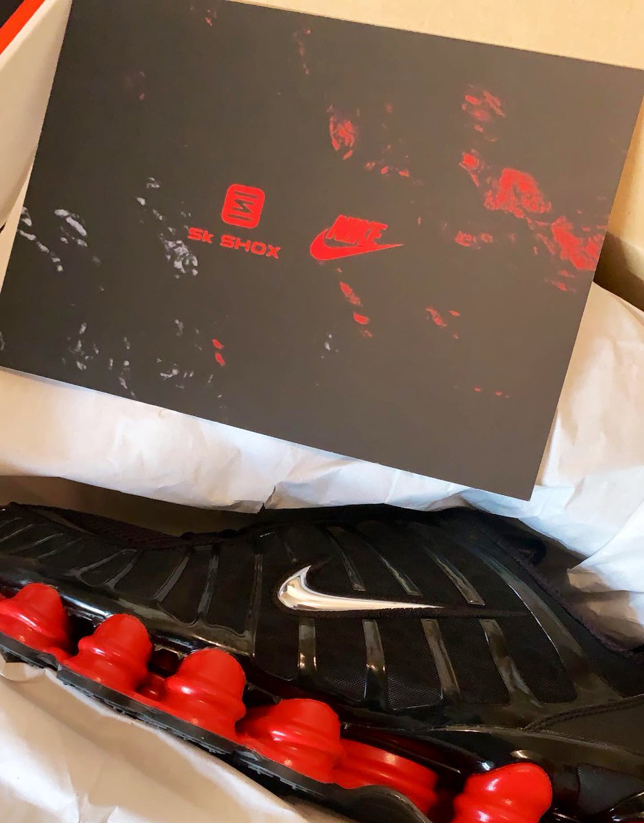 iamlarizzle's tweet photo. Thank you team Metallic Inc, @Skepta and @Nike for these beauties! 🙏🏾
#SkSHOX https://t.co/kcwRAcqpJB