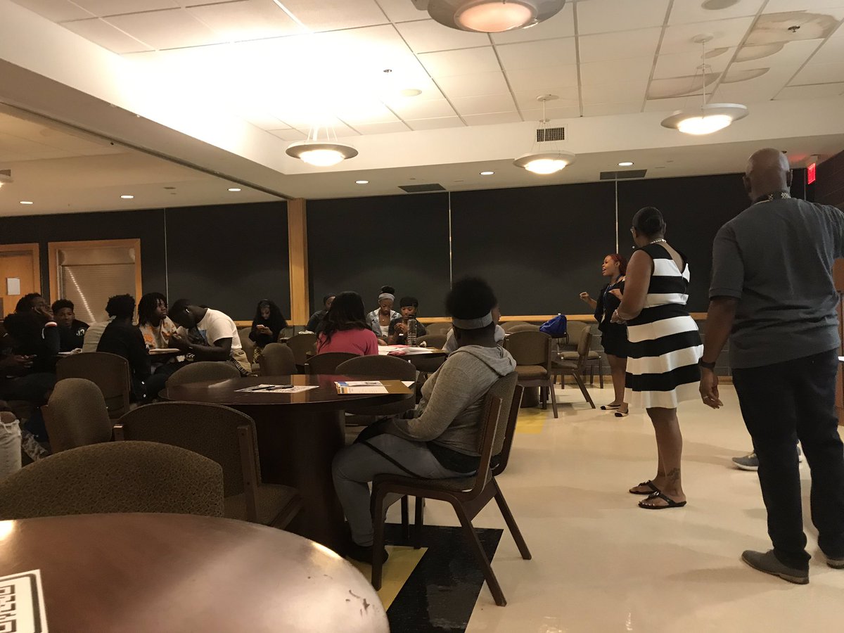 APSTarget2021's tweet photo. Enjoyed my visit at @apsDouglassHigh today for the @APSTarget2021 411 meeting with the students! Great job @sakiatfjones &amp; @cisatlanta (Keith/Jasmine)! #graduateontime @Atldepsupt @RobertsOF_7 https://t.co/dY87KFczYP