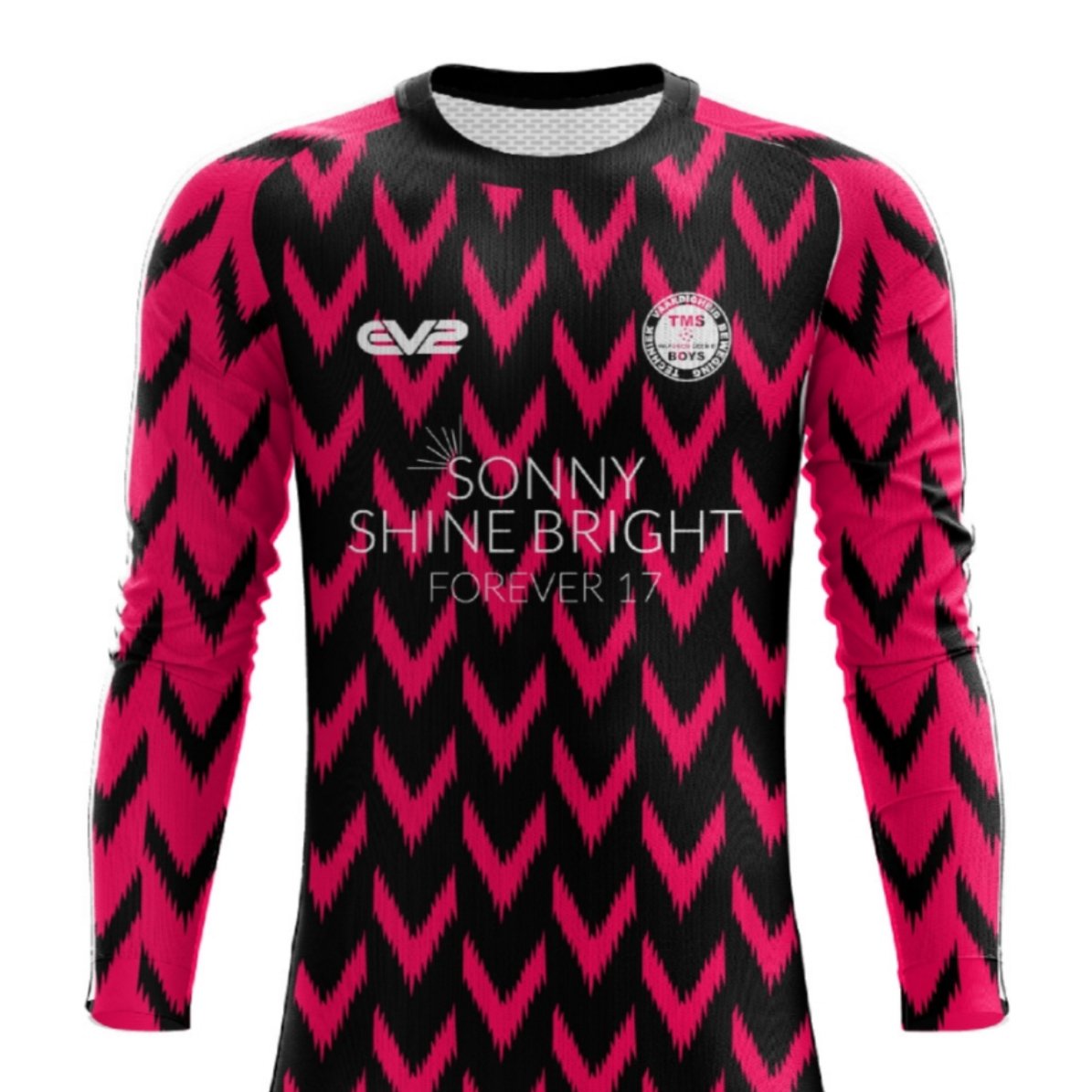 JohnDCooke5's tweet photo. So happy with the new kit for the TMS F.C under 10's, arrived today, This kit was donated via the Sonny Chambers Trust and will have Sonny's logo on the chest and on the back of the shirt, forever in our hearts and thoughts Sonny #sonnyshinebright #Forever17 ❤🙌🏻 https://t.co/xoGHKo1NMQ
