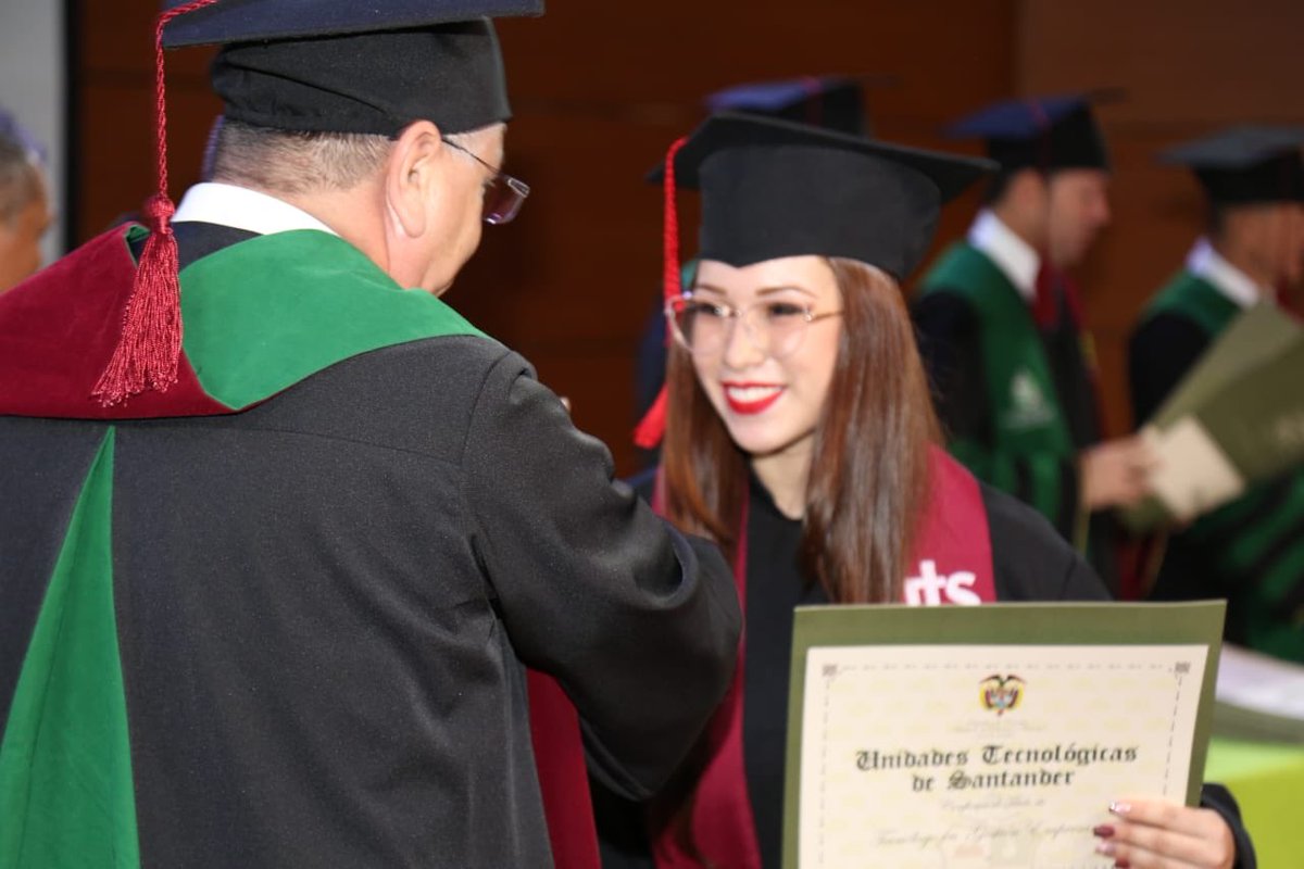 Unidades_UTS's tweet photo. #GradosUTS 🎓📜 III Ceremonia #Bucaramanga - 12.09.19
El rector UTS, el profesor Ph. D. @olengerke graduó a 84 estudiantes #Uteístas que terminaron con éxito su formación tecnológica en las Unidades Tecnológicas de #Santander, #UTS.
➡️ https://t.co/vRin0Wavo2
#SoyUteísta 🍏 https://t.co/OOy55tgmBF