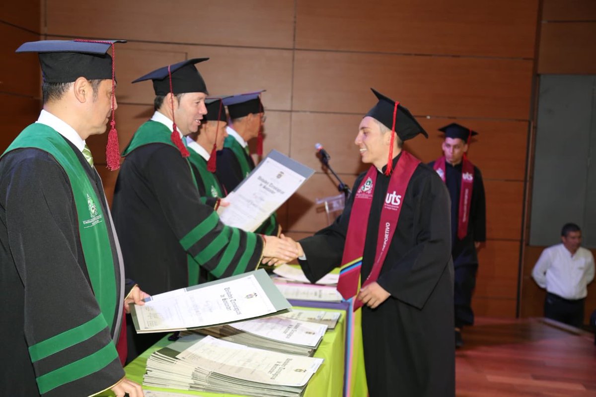 Unidades_UTS's tweet photo. #GradosUTS 🎓📜 III Ceremonia #Bucaramanga - 12.09.19
El rector UTS, el profesor Ph. D. @olengerke graduó a 84 estudiantes #Uteístas que terminaron con éxito su formación tecnológica en las Unidades Tecnológicas de #Santander, #UTS.
➡️ https://t.co/vRin0Wavo2
#SoyUteísta 🍏 https://t.co/OOy55tgmBF