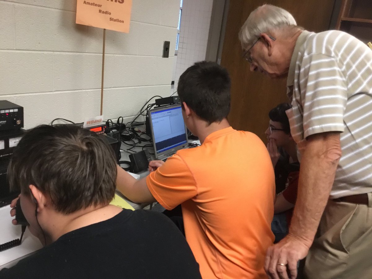 K4Wbm's tweet photo. #WBHS Ham radio 2nd meeting 13 students made 4 contacts https://t.co/FuUhrRwmcG