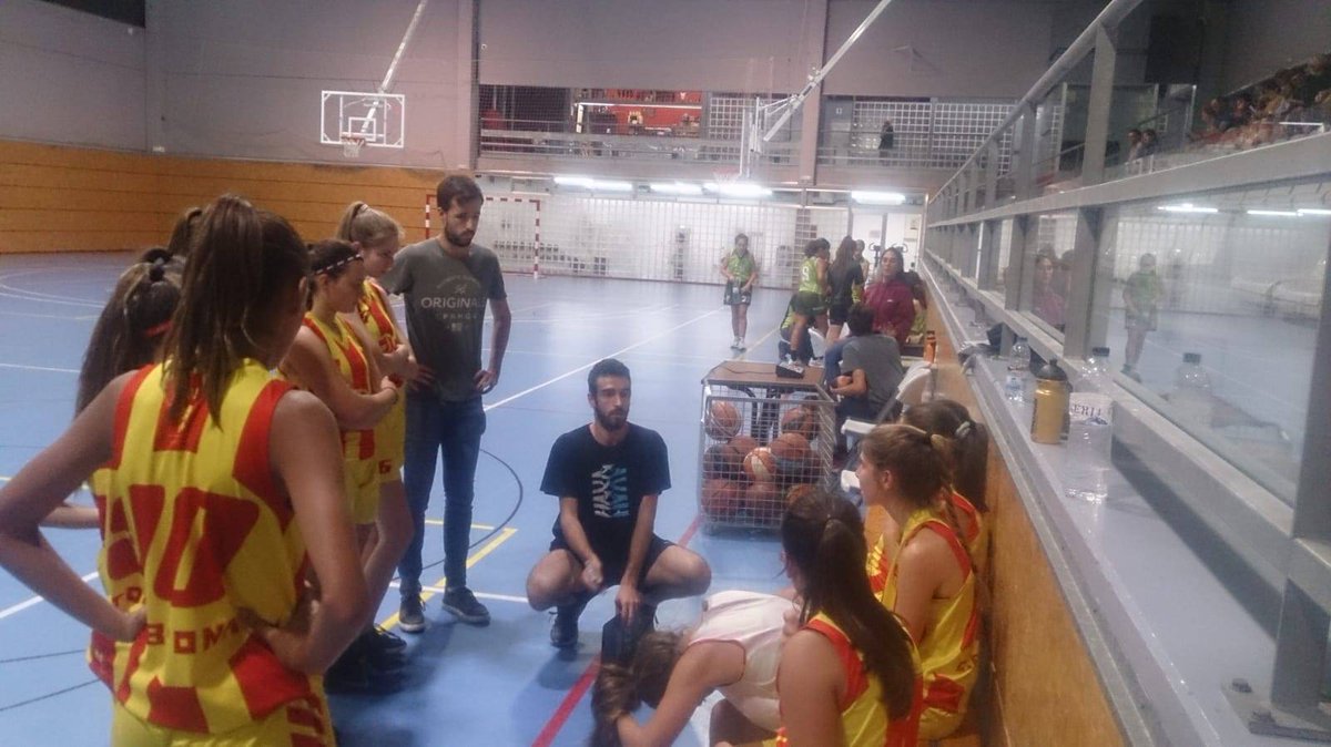 CBTona's tweet photo. Partit de preparació del #JF al pavelló d'Hostalets. Donar les gràcies a les jugadores del #CDF que han doblat.
#tonafan https://t.co/gAK7ZhBxpu