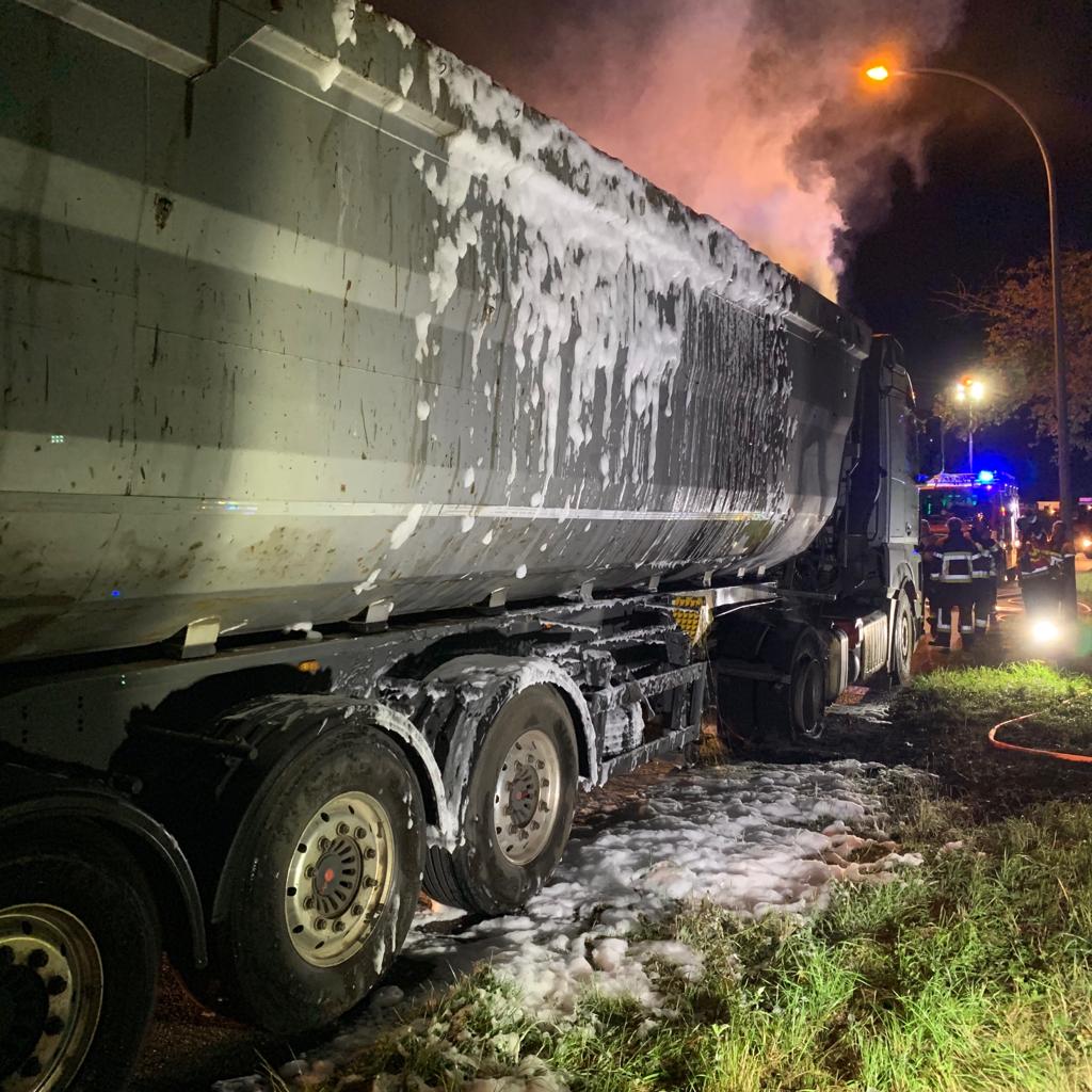 CISSchengen's tweet photo. Lkw in Brand auf der N10 Höhe Schwebsange, Übergreifen auf Zugmaschine konnte verhindert werden. https://t.co/4kAr29S572