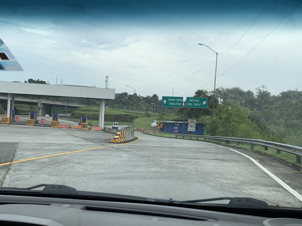 RoberttoG28's tweet photo. @Uber_Panama Adjunto la imagen de la salida del corredor de villa lucre hacia brisas del golf!! Se ve en la imagen que no existe caseta hacia brisas, pero para entrar a brisas si hay una y su costo es 1.25, pero estan cobrando 2.50 como si hubiese pasado por 2 https://t.co/ExfkCZHYL3