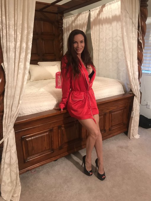 I&rsquo;m doing a live sex show on my https://t.co/WTgT0uXcs7 page tomorrow night (Fri) at 11 pm. est. Hope