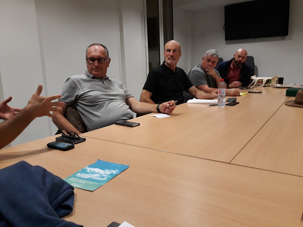 EMLannion's tweet image. Ce soir à #Lannion, notre animateur @FMouillaud22 faisait revivre le #CampusLaREM. 2h30 de restitution, accompagnées des douceurs du stand Bretagne, ont permis aux adhérents, réunis autour @GaelCornec, de prendre la mesure de @enmarchefr: un mouvement décidemment différent.