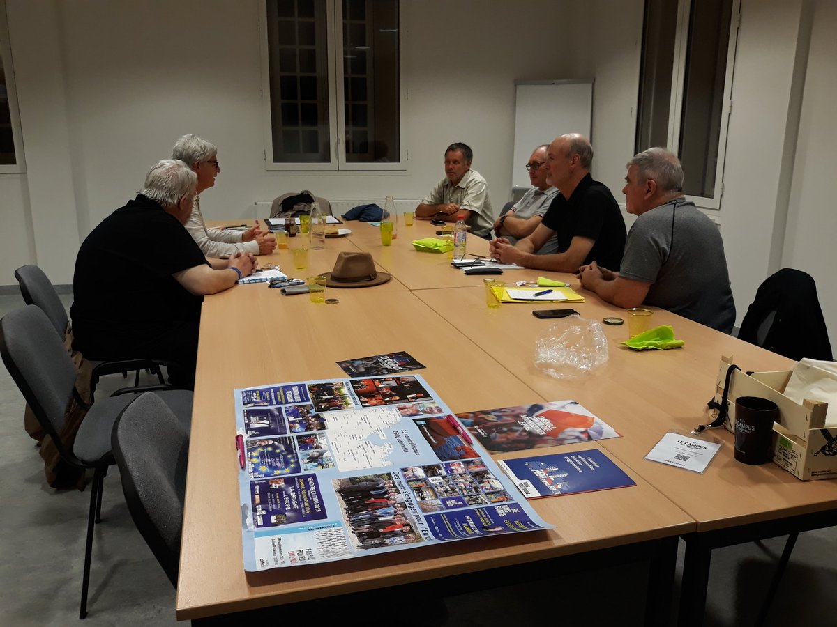 EMLannion's tweet image. Ce soir à #Lannion, notre animateur @FMouillaud22 faisait revivre le #CampusLaREM. 2h30 de restitution, accompagnées des douceurs du stand Bretagne, ont permis aux adhérents, réunis autour @GaelCornec, de prendre la mesure de @enmarchefr: un mouvement décidemment différent.