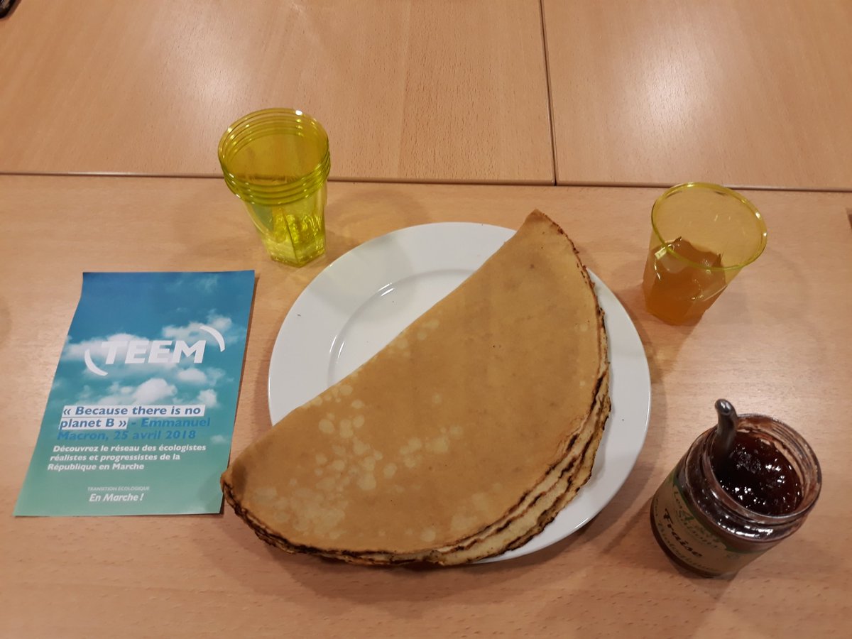 EMLannion's tweet image. Ce soir à #Lannion, notre animateur @FMouillaud22 faisait revivre le #CampusLaREM. 2h30 de restitution, accompagnées des douceurs du stand Bretagne, ont permis aux adhérents, réunis autour @GaelCornec, de prendre la mesure de @enmarchefr: un mouvement décidemment différent.