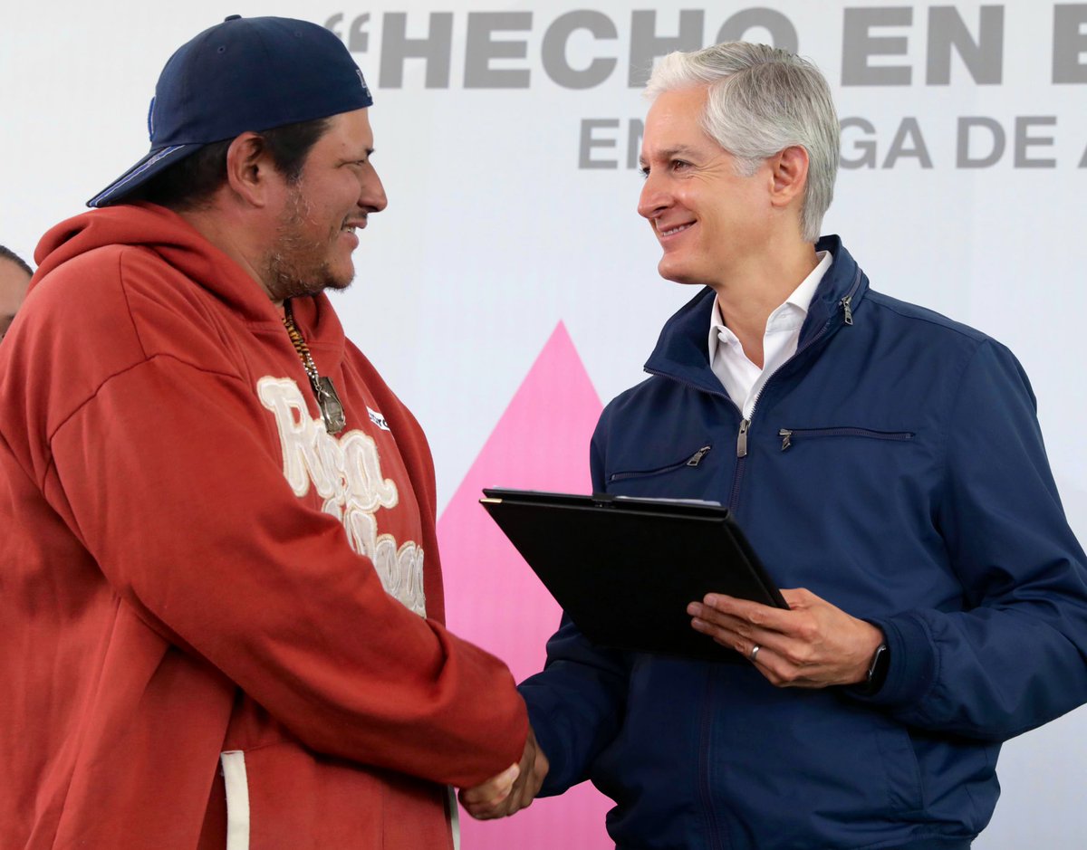 alfredodelmazo's tweet photo. A través del programa #HechoEnEdoméx, entregamos apoyos a artesanos como Gerardo, para que puedan comprar materia prima, equipamiento y arreglar sus locales. También los ayudamos con espacios de exposiciones para que comercialicen sus productos. https://t.co/bebgWIqcPf