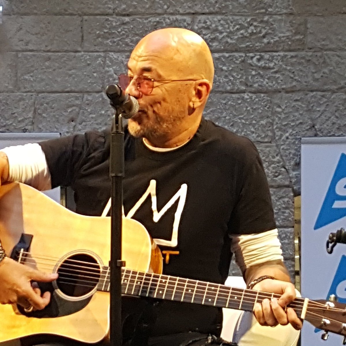 CHENEL10's tweet photo. Showcase a @radiostartwit avec @ObispoPascal comme toujours au TOP !🎸🎤🎶👍😙#c'estMieuxEnLive 👍 https://t.co/1ZL3IXRr6k