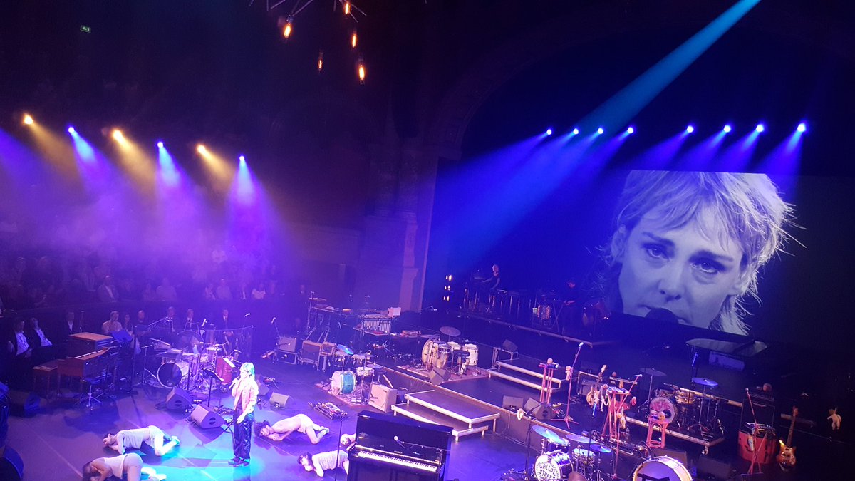 RRomkens's tweet photo. een  betoverende @wendesnijders in Carré met Kaleidoscoop. Brel's Ne me quitte pas in een heel nieuw jasje.  @AtriaNieuws trots op deze pracht Atria Ambassadeur. @theatercarre @MinOCW https://t.co/bd6ZoQWgXz