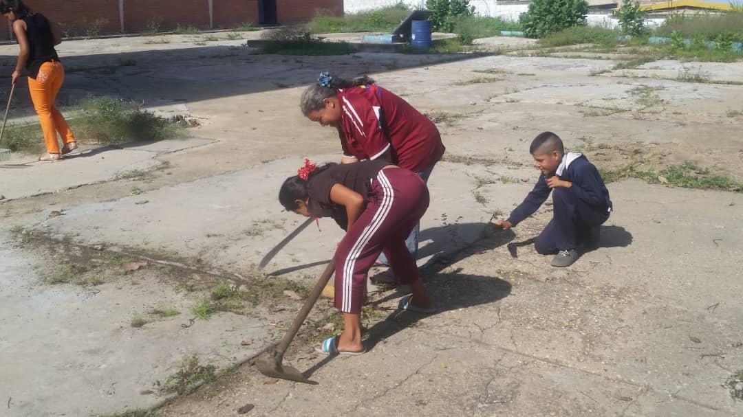 UENarFragachan's tweet photo. En el C.E. Narciso Fragachan de Anaco Comenzamos con el Plan #GotaDeAmorParaMiEscuela brigadas Somos, Madres Procesadorar, Obreros, Directivos @MPPEducacionVE @NicolasMaduro @psuvaristobulo @ZEAnzoategui @SalaAnzoategui @PartidoPSUV @ConElMazoDando https://t.co/kKKXqnYSmV
