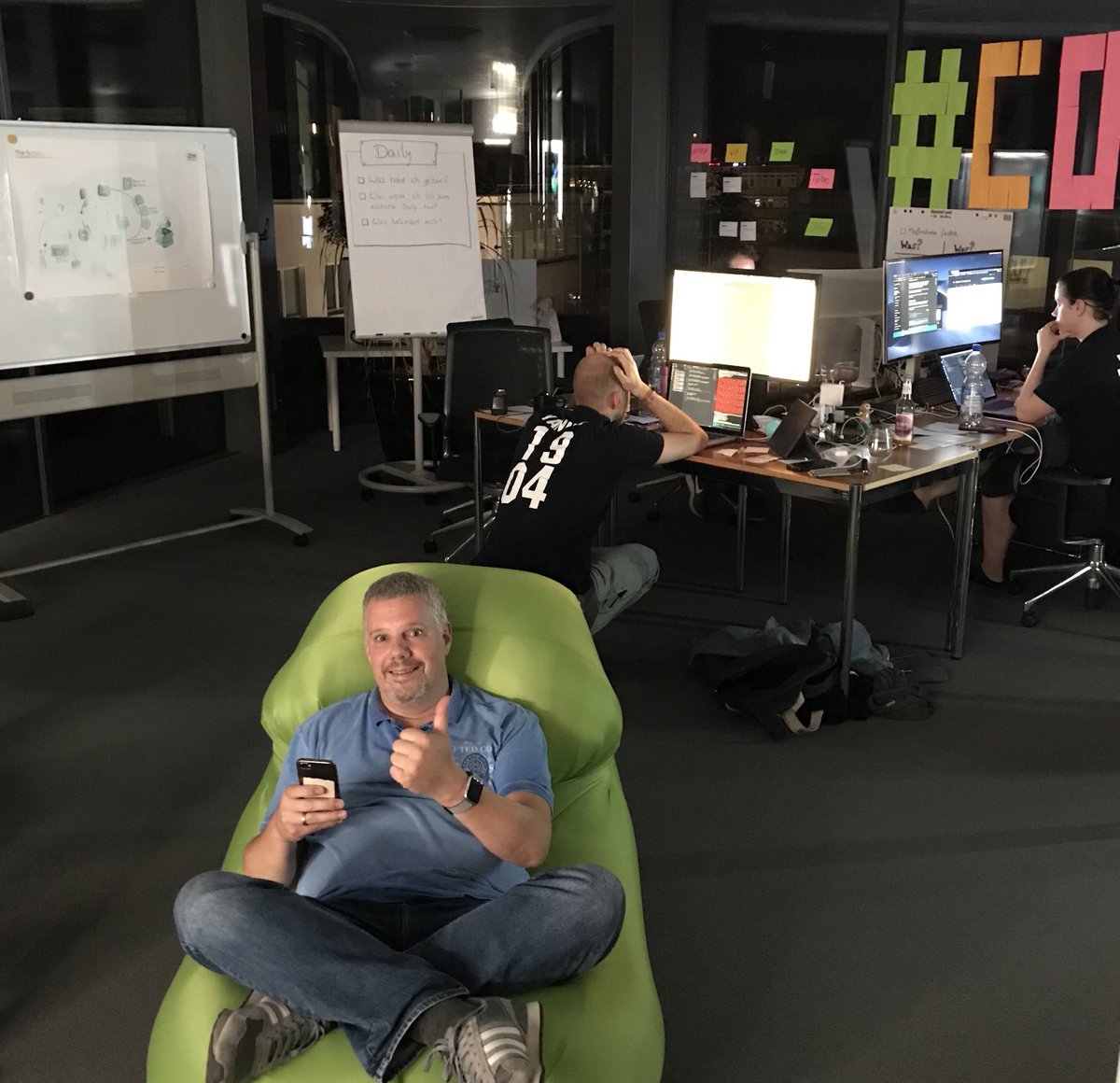 time2market_de's tweet photo. Nun hatte auch Team#1 sein #Scrum #Review auf dem #CodeRush19. Der #ProductOwner ist sehr zufrieden und kann sich eine kurze Pause auf dem agilen #Hackathon gönnen. So kann es weitergehen. https://t.co/nPod1cy7Ur