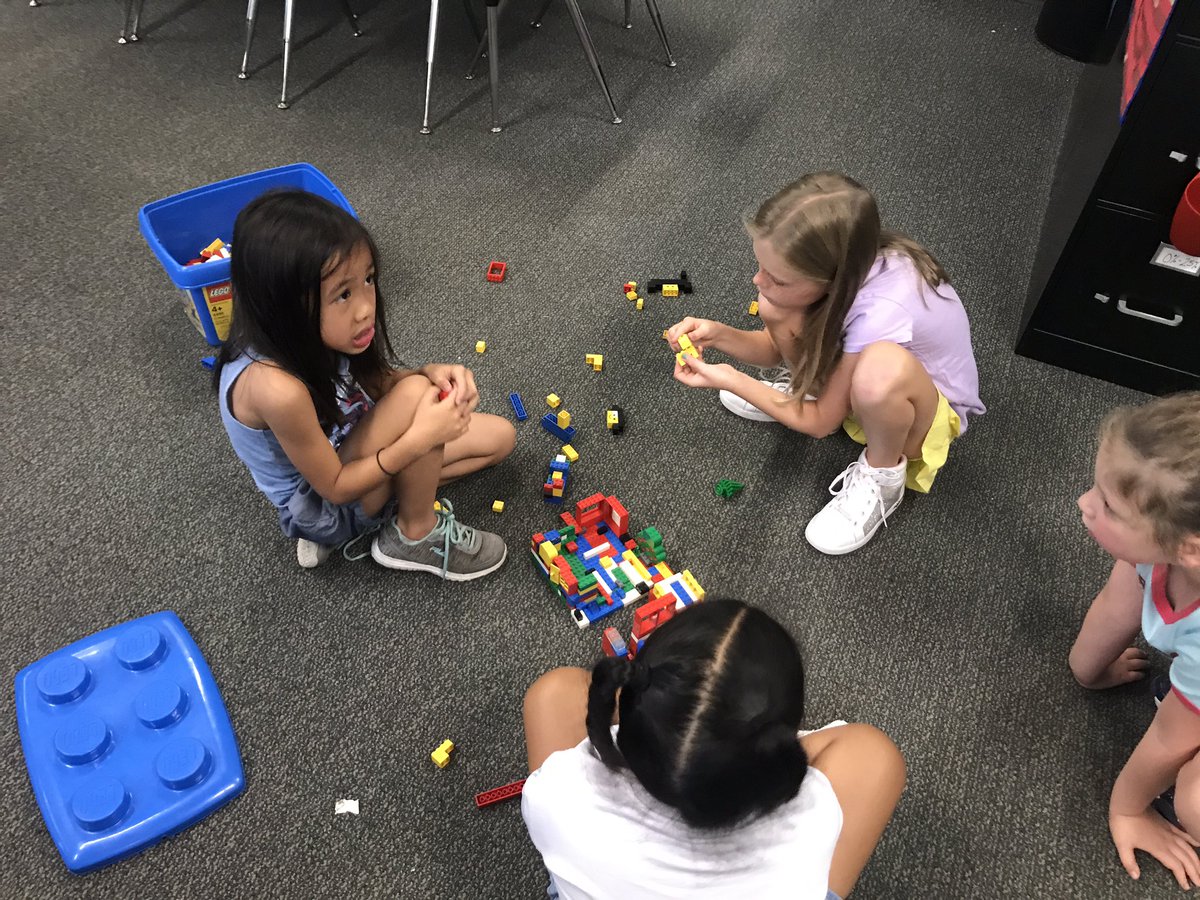therealmrsdeal's tweet photo. 2nd Grade @EchoLakeElem building those creative thinking and problem solving skills by creating portfolios using @BookCreatorApp and engaging in STEAM/Maker Space time! #studentownedlearning https://t.co/3nk7156YCk