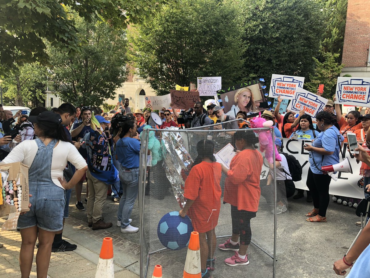 RisingTideNA's tweet photo. .@MaketheRoadNY, @CASAinAction @CPDAction and @MaketheRoadNJ swing by @JeffBezos house in DC to tell @Amazon to quit building tech for ICE. #TheWrongAmazonIsBurning #TheWrongIceIsMelting https://t.co/nfPlgy83Hq