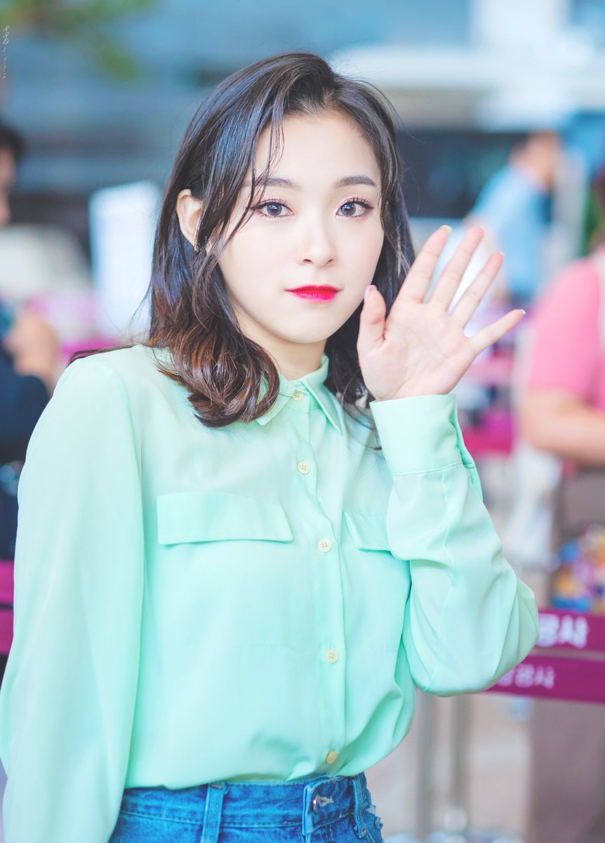 gahyeon ✧ “blue moon” lemon raspberry condensed milk- uniquely herself and she knows it- doesn't even have to try and you're doing a double take- cute :(