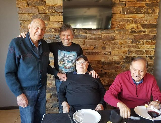 visionautoarg's tweet photo. Encuentro en Arrecifes. El Puma Aventin y Nolo Aguirre fueron a visitar a Carlitos Pairetti y, en el restaurant La Biela, se encontraron con Marcos Di Palma.
.
.
.
#arrecifes #dipalma #aventin #pairetti #aguirre #tc #marquitos #reunion #biela #argentina 
#visionauto #automov… https://t.co/dVGUvbOQjX