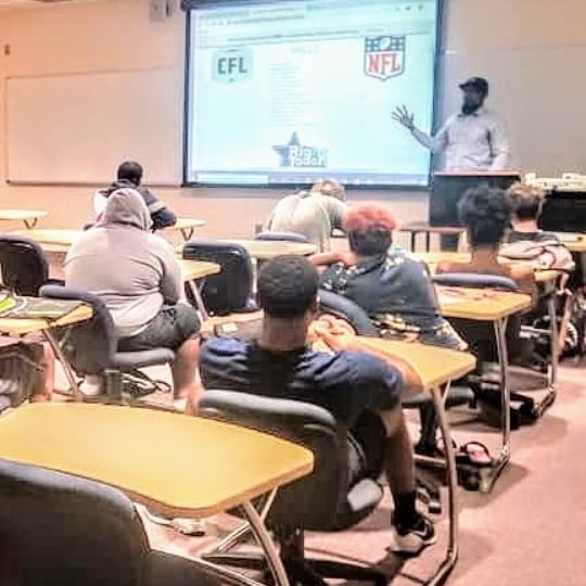 3rdClifford's tweet photo. I had the awesome privilege to guest speak today at @carterscorner82 Sports Management Class today. Sharing my knowledge and experiences in the Sports Business is what its all about! #righttouchsports #fsa #contractadvisor #agentlife @cfl @nfl @xfl2020 @FCFLio 🇺🇸🇨🇦🇧🇪🏈 https://t.co/isIizHoZz0