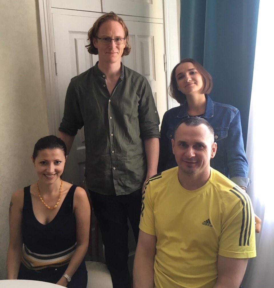 MolodyiTeatr's tweet image. An incredible meeting with Oleg Sentsov. Almost like a dream. We were waiting for it for so long! But what was it like for him to wait for freedom? Let&apos;s remember that there are still so many political prisoners in Russia who are still waiting, &amp;amp; let&apos;s support them! #OlegSentsov