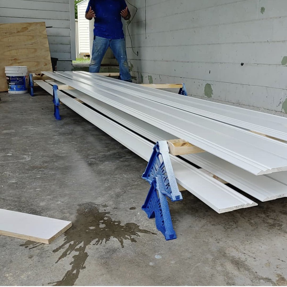 stakrack's tweet photo. Do you struggle to find space when painting 16' lengths of base molding?
๐ท@swensonsrenovations
#stakrack #stakracks #painting #paint #paintingtrim #baseboard #basemolding #savingspace #stack #stacking #stackingtrim #professionalpainter #paintjob #dryingrack #painterlife https://t.co/OqYV0db5Fr