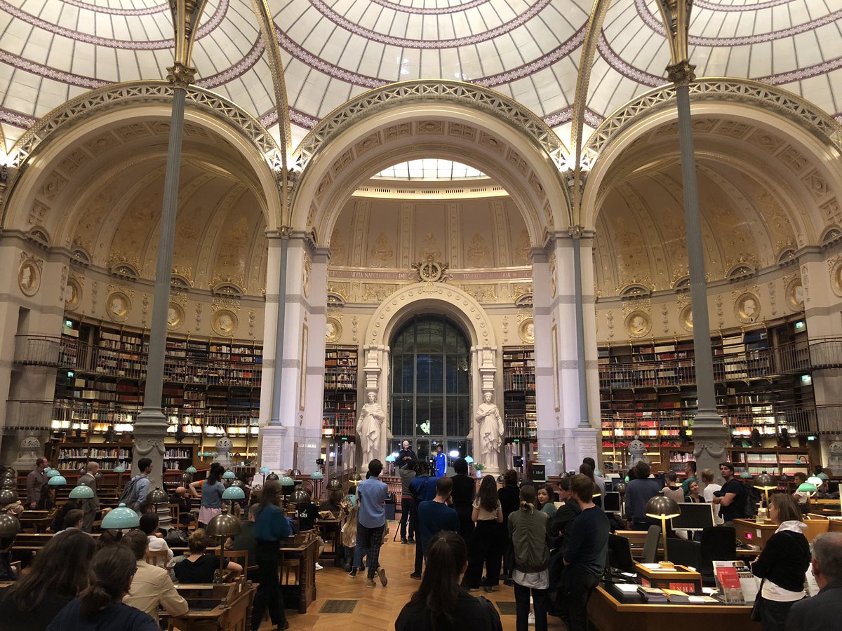 INHA_Fr's tweet photo. Salle comble pour le lancement du projet « Lieu de l’art » de l’association Marcovaldo, avec la performance « Mes pensées, exactement », de Tarek Lakhrissi en collaboration avec Eden Tinto Collins. #INHALab https://t.co/ymkfuMXoKt