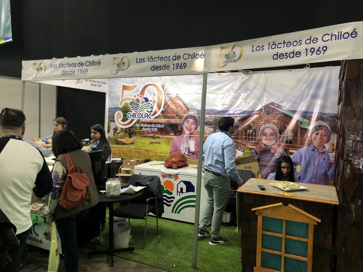 PymesChiloe's tweet photo. #gelateriasfrozen vistando proveedores #imahe #grecka #stella #lavaza #lucaffe y mis persone italiano! en #EspacioFoodService la feria internacional más grande de Sudamérica. Un gusto encontrarse con #chilolac representando a #chiloe https://t.co/7CHPXdE9Re
