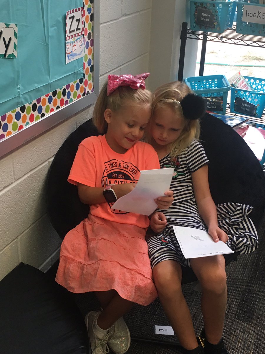 EbarbMelissa's tweet photo. @RohmannLaurie @HumbleISD_GTE Mrs. Rohmann’s class comparing their visualizations from simple sentences and detailed sentences from a story. Great job, writers! https://t.co/8u3jzpsuqb