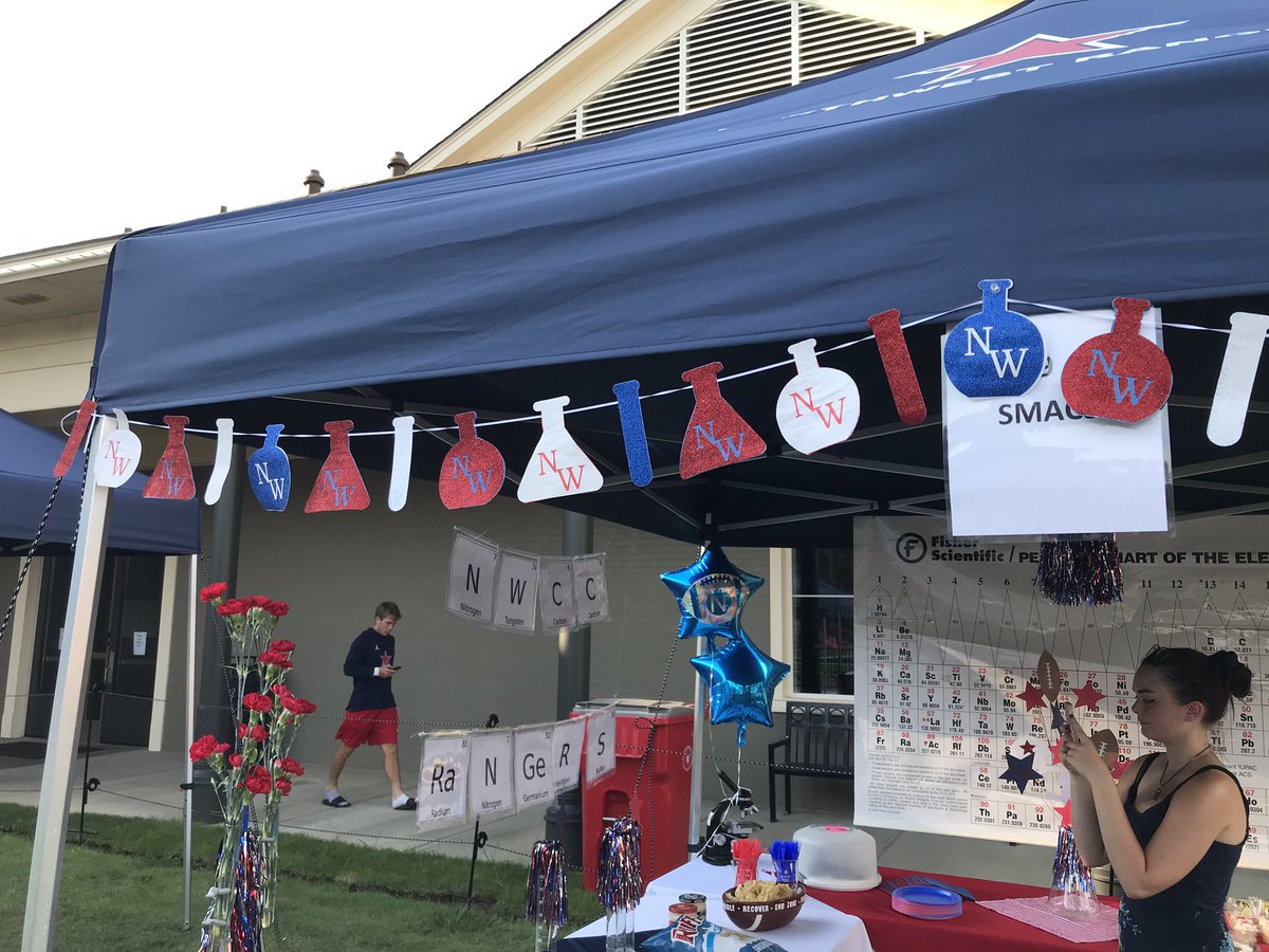 MelissaGreene7's tweet photo. SMACS tent at tailgating tonight. Our chemistry club and science faculty showed our Ranger pride today! #RangGang ❤️💙🏈 https://t.co/xUtC5J315g
