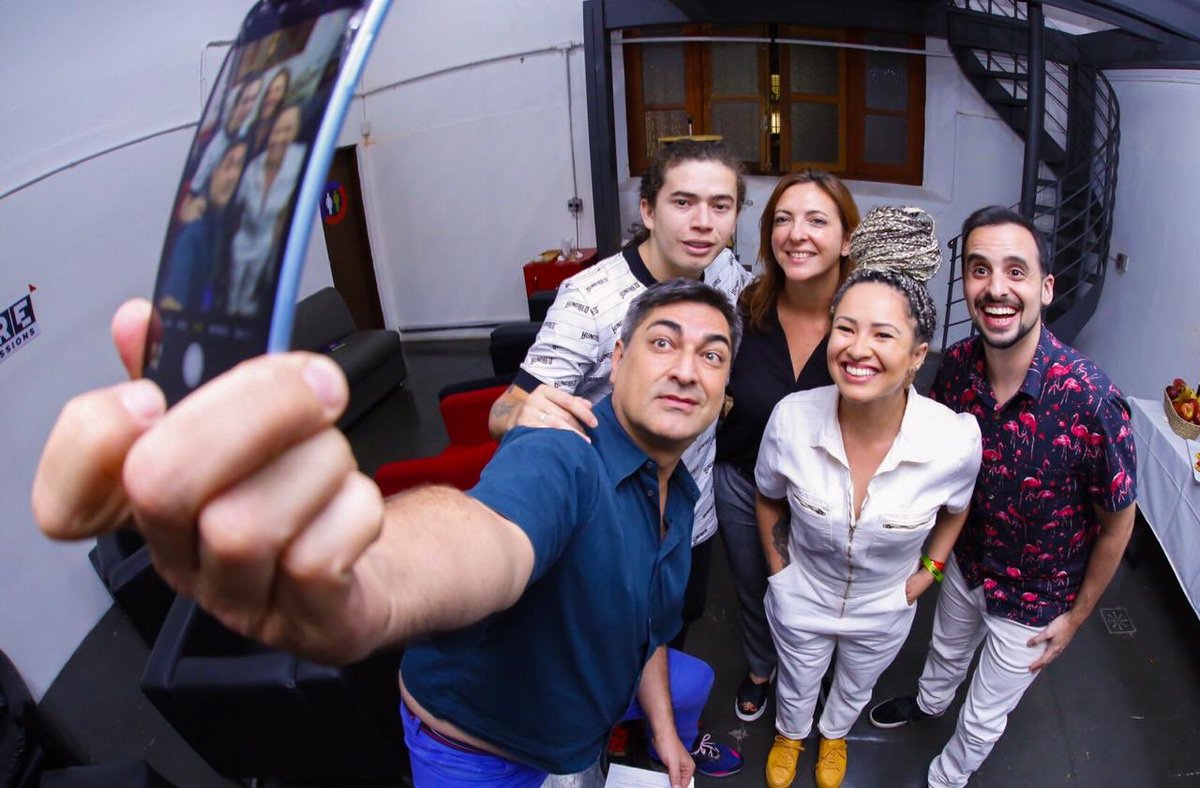 hotmart's tweet photo. Enquanto isso... o #FIRESESSIONS de hoje reuniu grandes nomes da indústria do entretenimento 🤳. Mediados por Zeca Camargo, @Whindersson, comediante e youtuber, @MarcosCastro, humorista e creator, + https://t.co/mip7i8BGcp