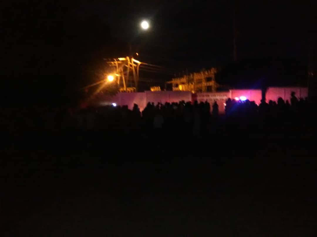 manuelrosalesg's tweet photo. ¡Los zulianos exigen que acabe el racionamiento criminal de electricidad! La comunidad de la Urb..San Felipe sale a la calle a protestar frente a la subestación que el #9Jun explotó por culpa de la falta de inversión y mantenimiento. Sufren más de 12 horas diarias #SinLuz https://t.co/Fdvzu5d5pG