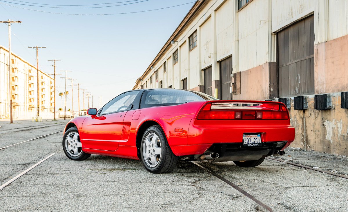 CARandDRIVER's tweet photo. The 2019 @Honda Civic Type R takes on the 1991 @Acura NSX: https://t.co/bAhtgQ224Q https://t.co/khrRqZ8GGr