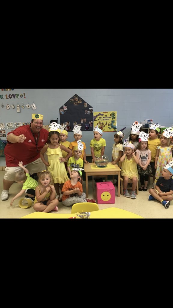 JaredAnderson21's tweet image. Took the @ReedsSpringHS Community Service Seminar to the Primary school today to help clean up the play grounds, organize equipment and hang out with kids. It was a great time. Thank you @ReedsSpringPS for letting us come over. #ServiceLearning #WolvesAtWork @thedude76