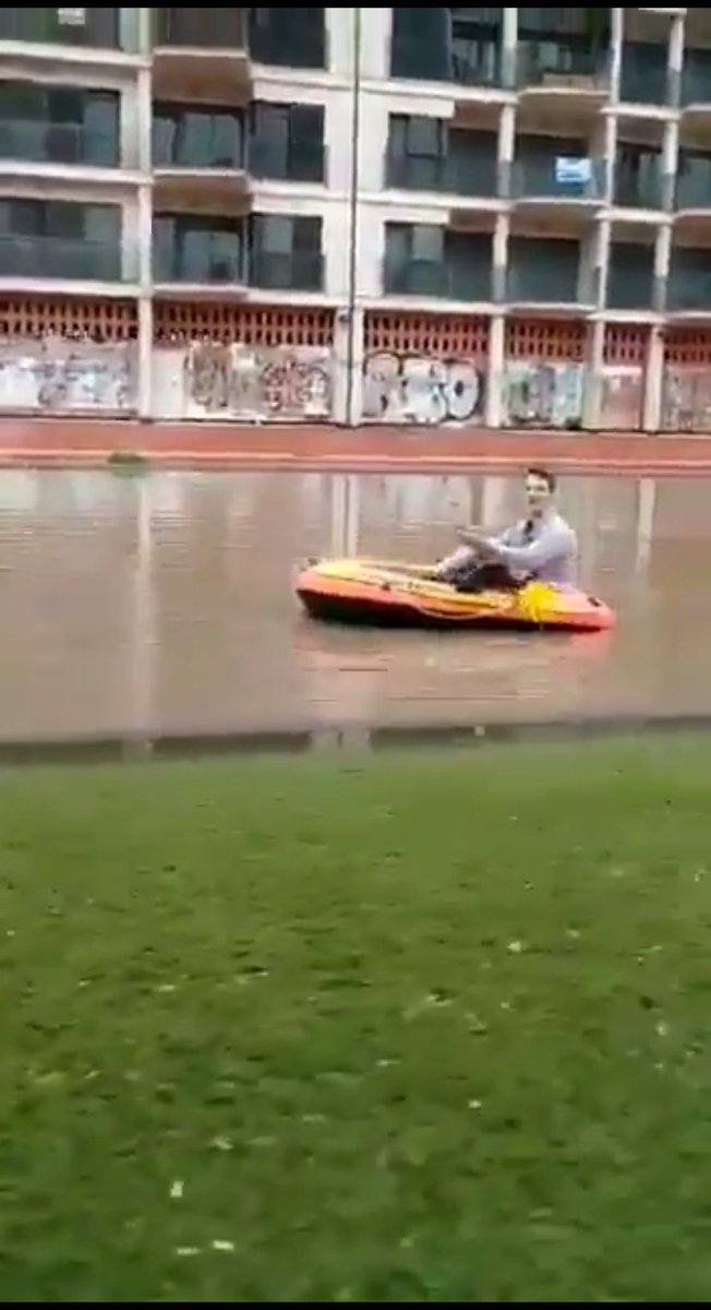 Las noticas: estamos en alerta roja por tormentas, todos los colegios e institutos quedan cerrados, hay que estar alerta no se qué

Murcianos: